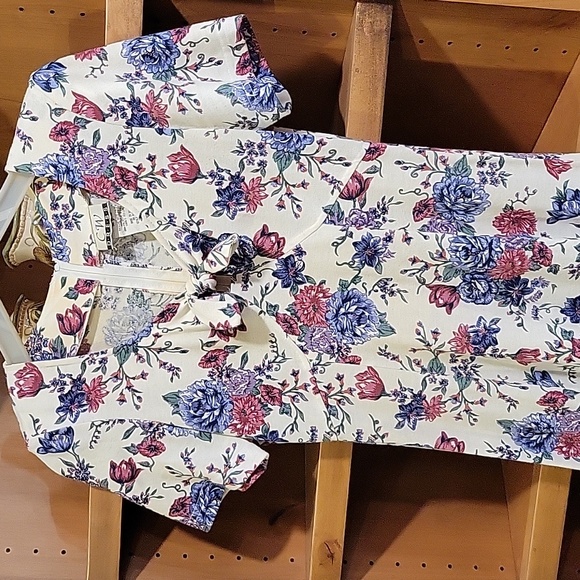 Women's dress - Picture 2 of 5